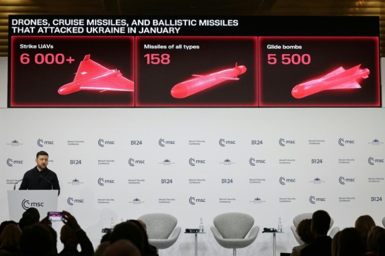 Le président ukrainien Volodymyr Zelensky s'exprime le 14 février 2026 lors de la Conférence de Munich sur la sécurité, en montrant des armes utilisées par la Russie contre son pays  ( AFP / Alexandra BEIER )