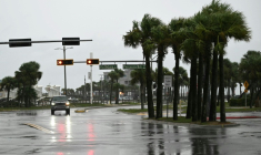 Un automobiliste circule dans une rue déserte à Pensacola Beach à l'approche de l'ouragan Isaias, le 9 octobre 2026 en Floride ( AFP / RONALDO SCHEMIDT )
