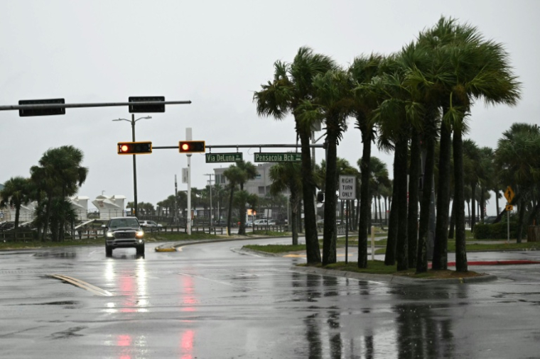 Un automobiliste circule dans une rue déserte à Pensacola Beach à l'approche de l'ouragan Isaias, le 9 octobre 2026 en Floride ( AFP / RONALDO SCHEMIDT )