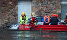 Des habitants évacués de leur domicile à Quimperlé (Finistère) en raison des inondations, le 22 janvier 2026 ( AFP / Fred TANNEAU )