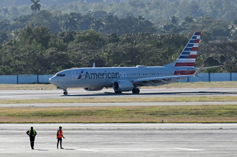Un avion d’American Airlines roule sur la piste de l’aéroport international José-Marti, à La Havane, le 9 février 2026 ( AFP / YAMIL LAGE )