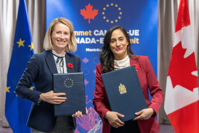 La ministre canadienne des Affaires étrangères, Anita Anand (d), et la vice-présidente de la Commission européenne, Kaja Kallas après la signature de l’accord entre l’UE et le Canada lors du 21e sommet UE-Canada à Montréal, le 29 octobre 2026 ( POOL / Christinne Muschi )