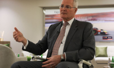 Le directeur général d'ExxonMobil Darren Woods lors d'une interview avec Reuters