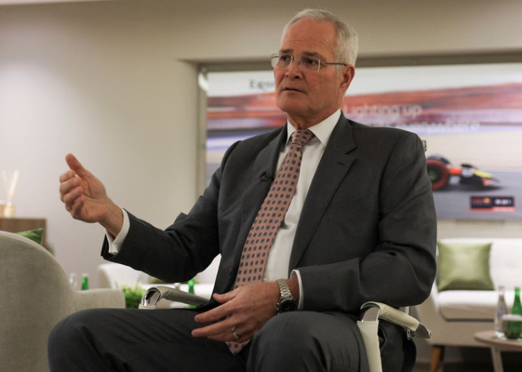 Le directeur général d'ExxonMobil Darren Woods lors d'une interview avec Reuters