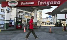 Un homme passe devant une station service fermée à La Havane le 19 février 2026 ( AFP / YAMIL LAGE )
