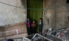 Des enfants dans les décombres laissés par une frappe israélienne à Jabalia, dans le nord de la bande de Gaza, le 14 mai 2025 ( AFP / BASHAR TALEB )
