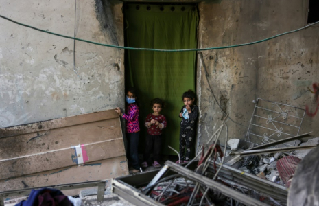 Des enfants dans les décombres laissés par une frappe israélienne à Jabalia, dans le nord de la bande de Gaza, le 14 mai 2025 ( AFP / BASHAR TALEB )