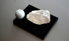 Une balle de golf à côté du Motswedi, deuxième plus gros diamant au monde avec 2.488 carats, au siège de l'entreprise HB Antwerp à Anvers en Belgique, le 22 septembre 2025 ( AFP / Nicolas TUCAT )