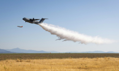 Photo fournie par Airbus Sau 2022 montrant un Airbus A400M lors d'un test de largage d'eau en Espagne le 21 juillet 2022 ( AIRBUS SAU 2022 - Adrián Molinos - Mango / Adrian Molinos )