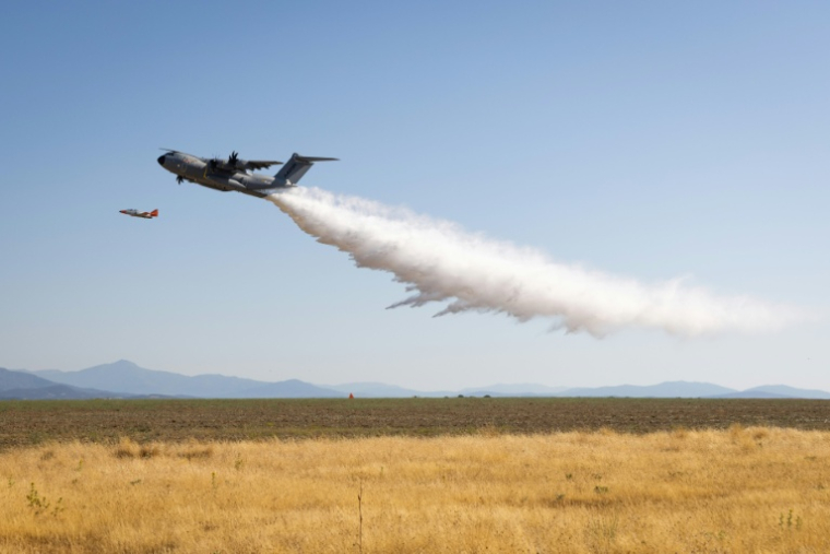 Photo fournie par Airbus Sau 2022 montrant un Airbus A400M lors d'un test de largage d'eau en Espagne le 21 juillet 2022 ( AIRBUS SAU 2022 - Adrián Molinos - Mango / Adrian Molinos )