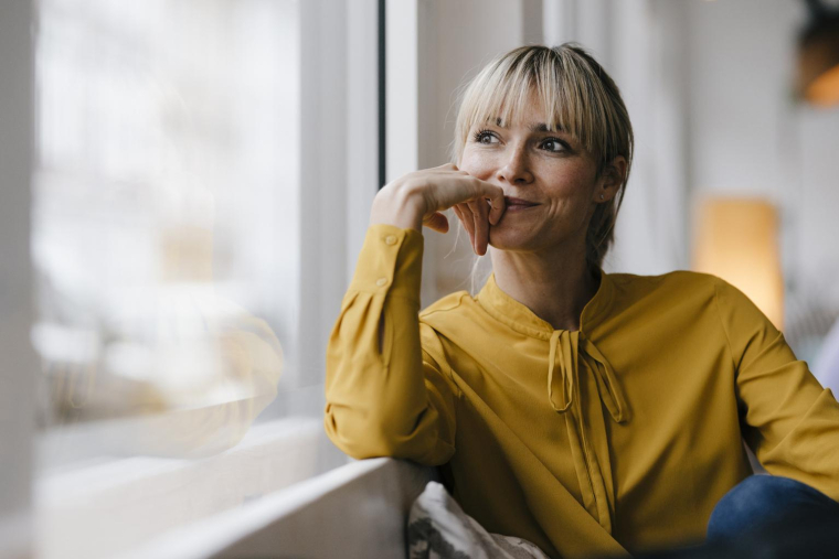 Laura, data scientist en quête de liberté financière, envisage un investissement locatif pour compenser une future baisse d’activité, en s’appuyant sur son épargne et un patrimoine immobilier déjà valorisé. ( crédit photo : Getty Images/Westend61 )