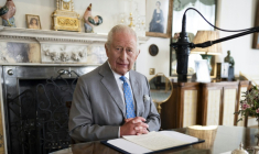 Le roi Charles III à Clarence House à Londres en août 2025 lors de l'enregistrement de son discours sur les 80 ans de la fin de la guerre dans le Pacifique ( POOL / Aaron Chown )