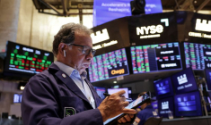 Un trader travaille sur le parquet de la Bourse de New York (NYSE) à New York
