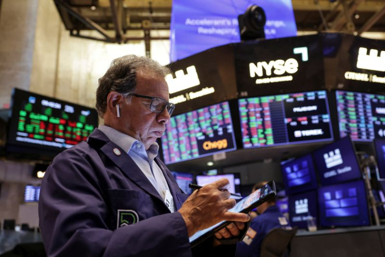 Un trader travaille sur le parquet de la Bourse de New York (NYSE) à New York