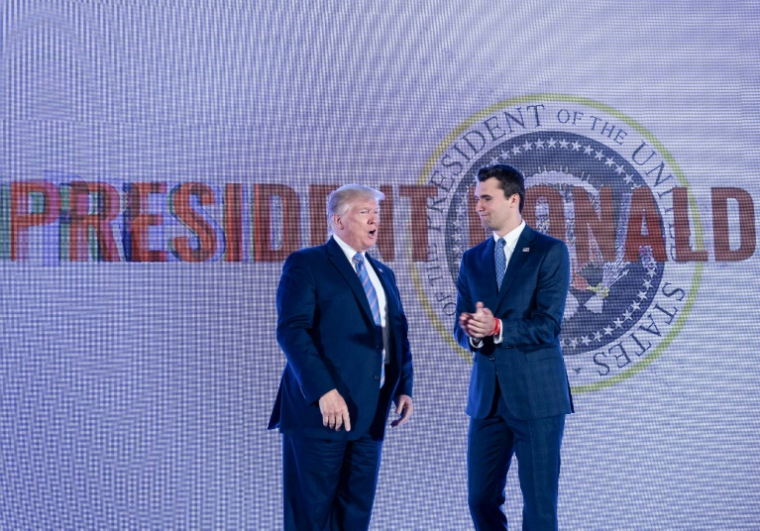 Le président américain Donald Trump (G) et l'influenceur américain Charlie Kirk (D), à Washington, aux Etats-Unis, le 23 juillet 2019 ( AFP / NICHOLAS KAMM )