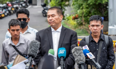 TL'avocat Kunpat Singhathong (c) s'adresse aux médias aux côtés de trois anciens marins du cargo battant pavillon thaïlandais *Mayuree Naree*, devant le Tribunal central du travail à Bangkok, le 10 juillet 2026 en Thaïlande ( THAI NEWS PIX / Panawat Saengsote )