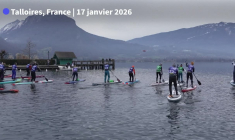 Les participants à la GlaGla Race défient le froid en paddle sur le lac d'Annecy