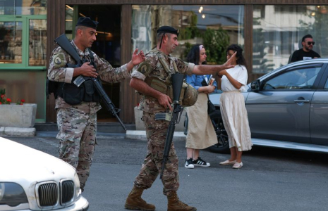 Des soldats de l'armée libanaise sécurisent la zone près de l'ambassade américaine à Awkar