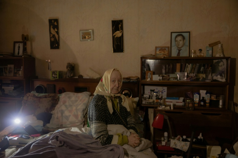 Esfir Roudminska, 88 ans, assise sur son lit dans son appartement à Kiev, le 26 janvier 2026 ( AFP / Roman PILIPEY )
