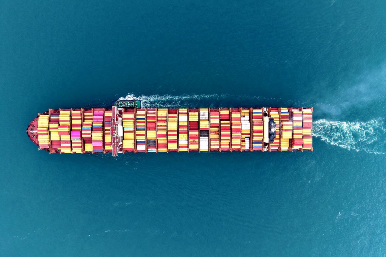 Un porte-conteneurs, au large du port de Qingdao (Chine), en septembre 2025 ( AFP / - )