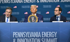 Le président américain Donald Trump (C) aux côtés du sénateur américain Dave McCormick (D) et du PDG de Blackstone Group Jon Gray lors du Pennsylvania Energy and Innovation Summit sur le campus de l'Université Carnegie Mellon à Pittsburgh, Pennsylvanie, le 15 juillet 2025 ( AFP / ANDREW CABALLERO-REYNOLDS )