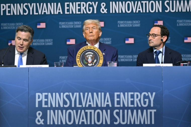 Le président américain Donald Trump (C) aux côtés du sénateur américain Dave McCormick (D) et du PDG de Blackstone Group Jon Gray lors du Pennsylvania Energy and Innovation Summit sur le campus de l'Université Carnegie Mellon à Pittsburgh, Pennsylvanie, le 15 juillet 2025 ( AFP / ANDREW CABALLERO-REYNOLDS )