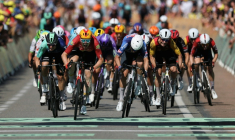 Le Norvégien Soren Waerenskjold (C) remporte le sprint à l'arrivée de la 11e étape du Tour de France, le 15 juillet 2026 à Nevers ( AFP / Anne-Christine POUJOULAT )