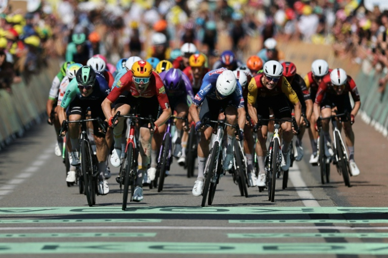 Le Norvégien Soren Waerenskjold (C) remporte le sprint à l'arrivée de la 11e étape du Tour de France, le 15 juillet 2026 à Nevers ( AFP / Anne-Christine POUJOULAT )