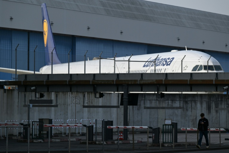 Un avion de la compagnie aérienne allemande Lufthansa, le 6 mars 2026 à Francfort ( AFP / Kirill KUDRYAVTSEV )