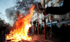 PARIS/MANIFESTATION: LA POLICE TIRE DES GAZ LACRYMOGÈNES