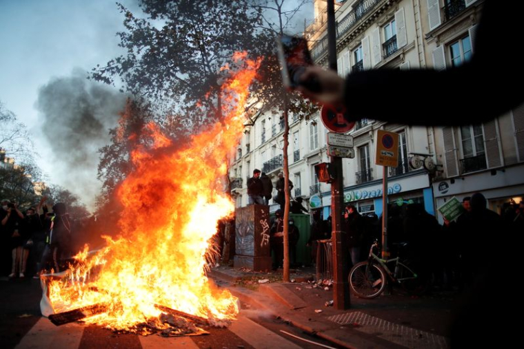 PARIS/MANIFESTATION: LA POLICE TIRE DES GAZ LACRYMOGÈNES