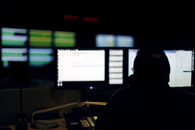 Un expert en cybersécurité surveille le trafic des télécommunications dans un centre d'opérations du réseau de Verizon à Ashburn