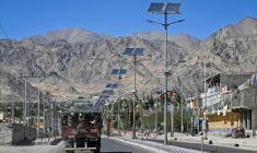 Des membres des forces de sécurité indiennes patrouillent en camion sur une route déserte pendant un couvre-feu imposé par l'administration à Leh après de violents affrontements entre la police et des manifestants, le 25 septembre 2025 ( AFP / TAUSEEF MUSTAFA )