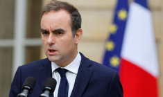 Le Premier ministre français sortant, M. Lecornu, prononce un discours à Matignon, à Paris
