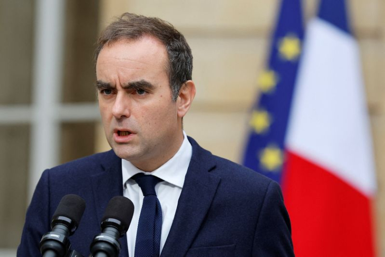 Le Premier ministre français sortant, M. Lecornu, prononce un discours à Matignon, à Paris
