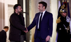 Le président français Emmanuel Macron serre la main du président ukrainien Volodimir Zelensky alors qu'il arrive à une réunion pour signer un accord de sécurité bilatéral au palais de l'Élysée à Paris
