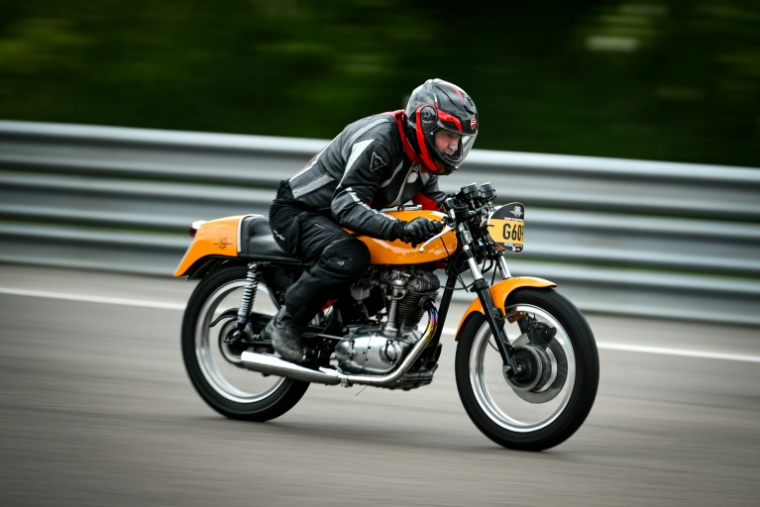 Un motard sur une moto vintage participe à la course "Moto Légende" sur le circuit de Dijon-Prenois, le 25 mai 2025 à Prenois, en Côte-d'Or ( AFP / ARNAUD FINISTRE )