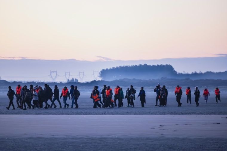 Des migrants arrivent sur la plage de Gravelines pour prendre un bateau de passeurs et tenter de traverser la Manche, le 27 septembre 2025 dans le Nord ( AFP / Sameer Al-DOUMY )