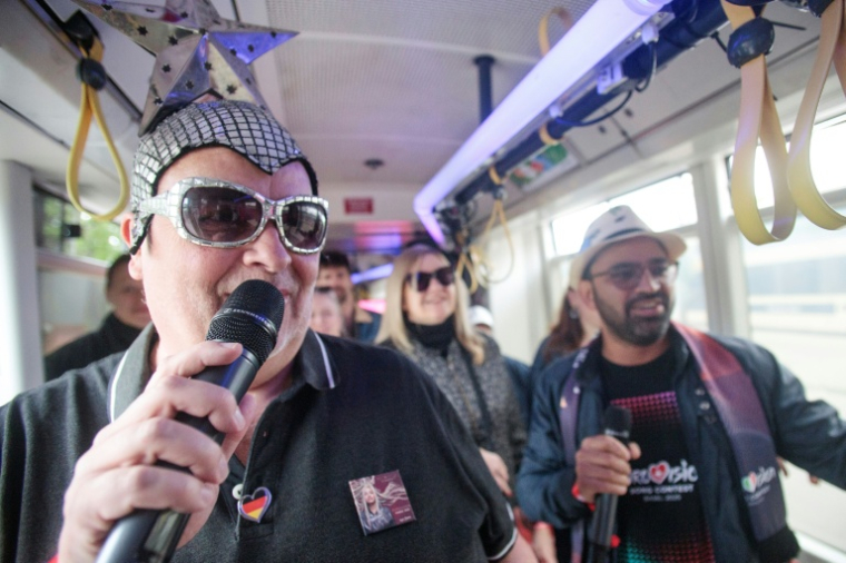 Des fans de l'Eurovision font un karaoké dans un tramway de Vienne, en Autriche, le 15 mai 2026. ( AFP / Alex HALADA )