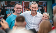 Ulrich Siegmund (C), candidat du parti d'extrême droite AfD aux élections régionales de Saxe-Anhalt, pose pour des photos avec des sympathisants lors d'un meting électoral à Haldensleben, dans l'est de l'Allemagne, le 1er septembre 2026 ( AFP / Ronny HARTMANN )