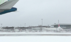 A l'aéroport d'Orly, opérations de dégivrage des avions et déneigement des pistes