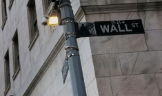 Le panneau de Wall Street est accroché à l'extérieur du bâtiment de la Bourse de New York (NYSE) le mardi suivant la vente massive du lundi à New York