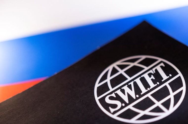 L'UE PROCHE D'UNE DÉCISION POUR EXCLURE LA RUSSIE DU RÉSEAU SWIFT, DIT L'ELYSÉE