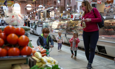 Des consommateurs font leurs courses au Eastern Market à Washington