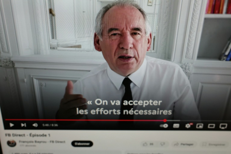 Image captée sur un écran d'ordinateur du premier épisode, sur YouTube, de "FB Direct", du Premier ministre François Bayrou, le 5 août 2025, à Paris ( AFP / Thomas SAMSON )