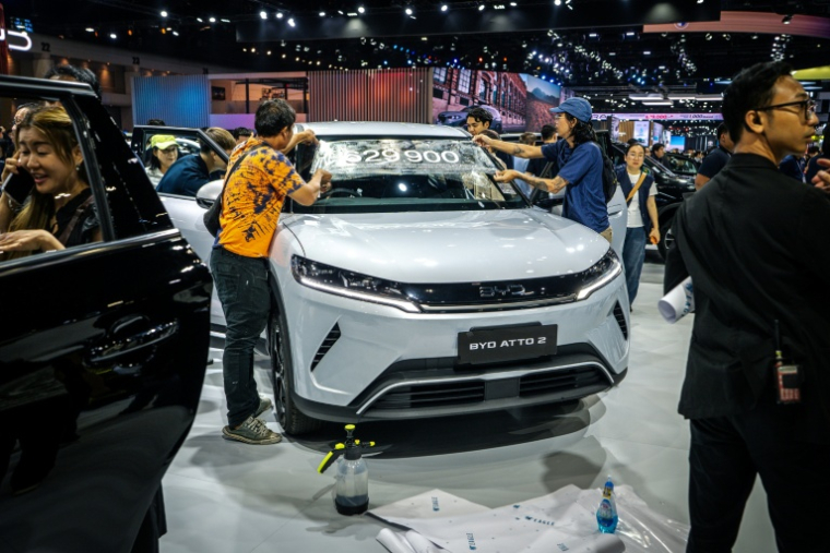 Une voiture électrique BYD ATTO 2 (VE) du constructeur automobile chinois exposée au Salon international de l'automobile de Bangkok, le 25 mars 2026 en Thaïlande ( AFP / chanakarn LAOSARAKHAM )