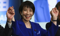 Sanae Takaichi, une nationaliste radicale, salue ses partisans après avoir été élue cheffe du Parti Libéral-Démocrate (PLD) au pouvoir, et avant de prendre probablement la tête du gouvernement, à Tokyo, le 4 octobre 2025 ( POOL / Kim Kyung-Hoon )