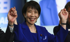 Sanae Takaichi, une nationaliste radicale, salue ses partisans après avoir été élue cheffe du Parti Libéral-Démocrate (PLD) au pouvoir, et avant de prendre probablement la tête du gouvernement, à Tokyo, le 4 octobre 2025 ( POOL / Kim Kyung-Hoon )