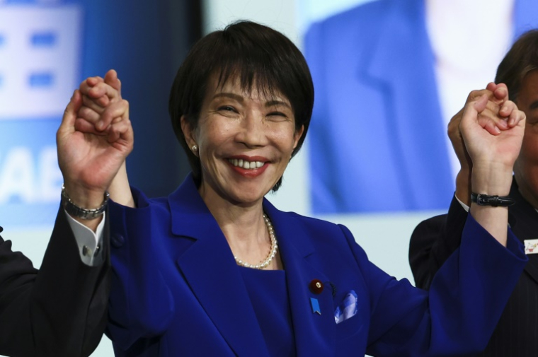 Sanae Takaichi, une nationaliste radicale, salue ses partisans après avoir été élue cheffe du Parti Libéral-Démocrate (PLD) au pouvoir, et avant de prendre probablement la tête du gouvernement, à Tokyo, le 4 octobre 2025 ( POOL / Kim Kyung-Hoon )