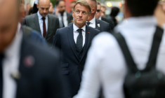 Le ministre français des Affaires étrangères, Jean-Noël Barrot (g.), et le président français, Emmanuel Macron, marchent à New York le 21 septembre 2026, après une rencontre avec le président américain Donald Trump ( AFP / Ludovic MARIN )